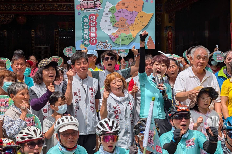 陳亭妃鐵馬隊3天騎遍台南37區 完成民主集氣拼圖