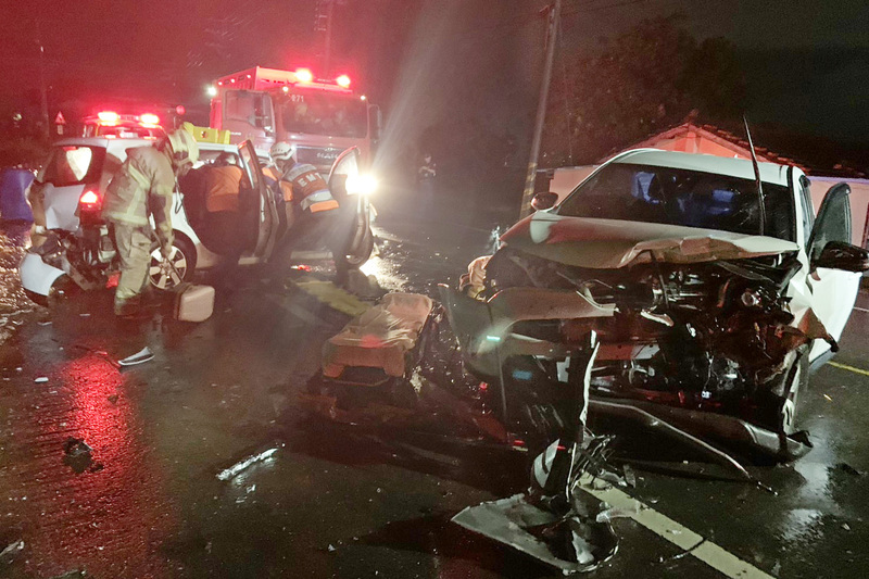 台南後壁2自小客疑對撞 車輛嚴重變形釀3死