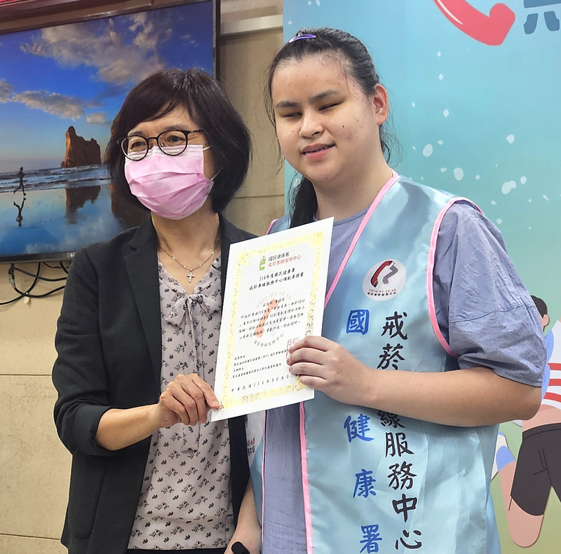 青少年戒菸專線來電增 全盲諮詢員助走出菸癮