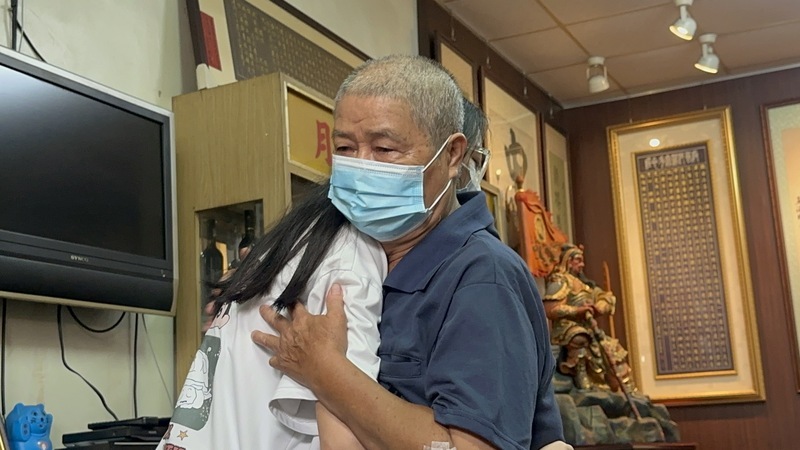 女大生柬埔寨受困87天返台 祖孫相擁淚訴對不起