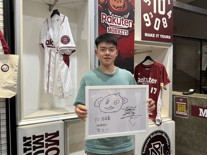 高承睿進場看樂天桃猿比賽 獲得林泓育手繪小禮物