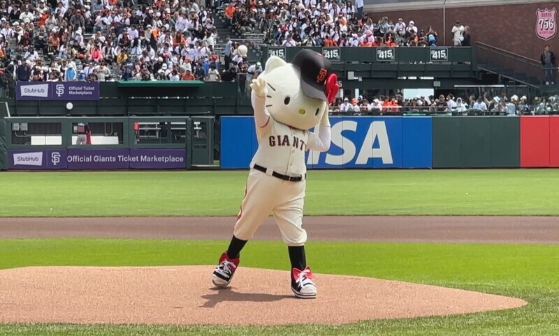 巨人攜長榮辦Hello Kitty日 4.2萬人進場人氣爆棚