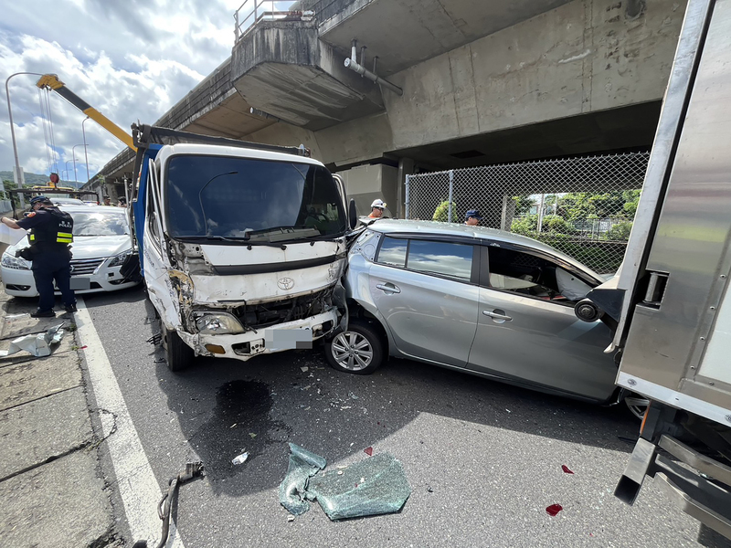 台76林厝交流道匝道口6車追撞 3人送醫