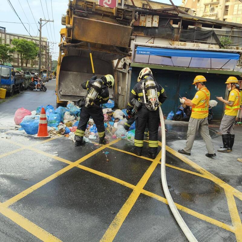 北市內湖區垃圾車後斗起火 緊急撲滅初查有炮竹殘渣