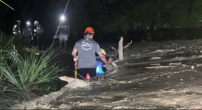 美籍法學教授騎單車受困山區 台東警消協力助脫困