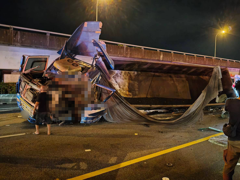 國1內湖段砂石車翻覆波及4車 駕駛送醫仍不治