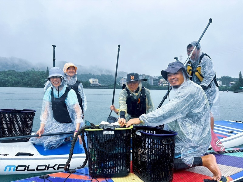 日管處宣導SUP安全及環保 攜手志工、業者清垃圾