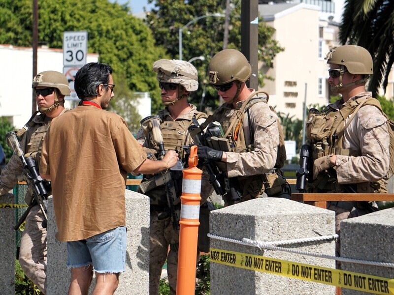 全美串連無王日抗議前夕 200名陸戰隊抵洛杉磯