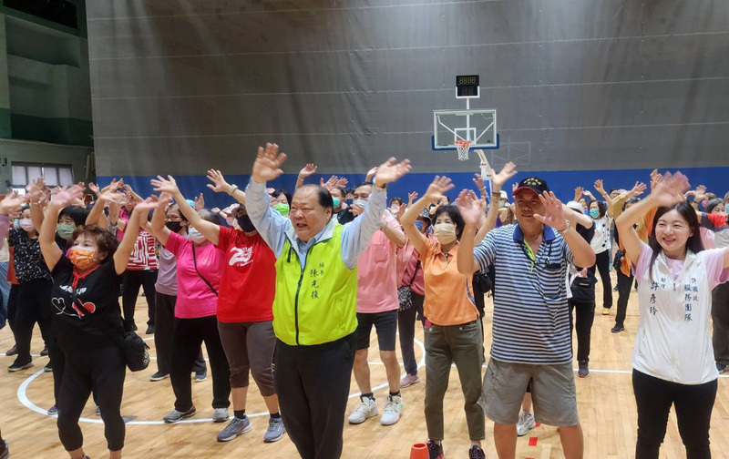 澎湖三代同堂運動趣 陳光復祝福長者健康樂活