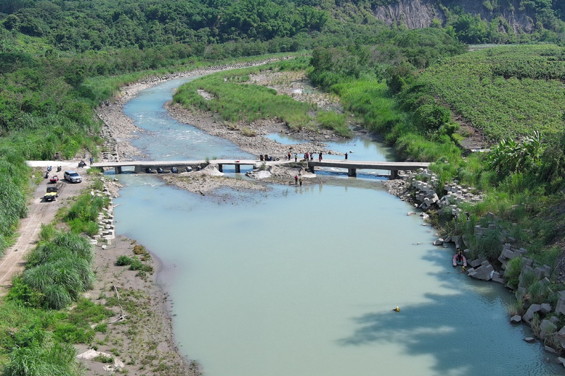 玉井男疑溪邊跳水失蹤 消防救生艇、無人機擴大搜尋