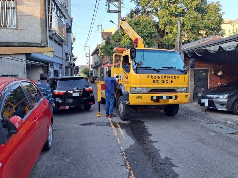 苗縣轎車自撞民宅全車跑光 警查獲越籍移工肇逃