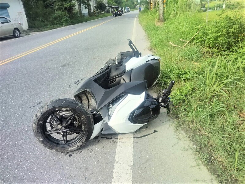 花蓮男剛高中畢業無照騎車 自撞傷重不治