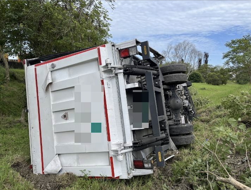 中山高南下王田段貨車翻落邊坡 駕駛自行脫困