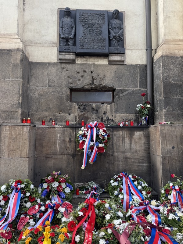 數百人悼念刺殺納粹烈士 捷克參謀長：我們是勇敢民族