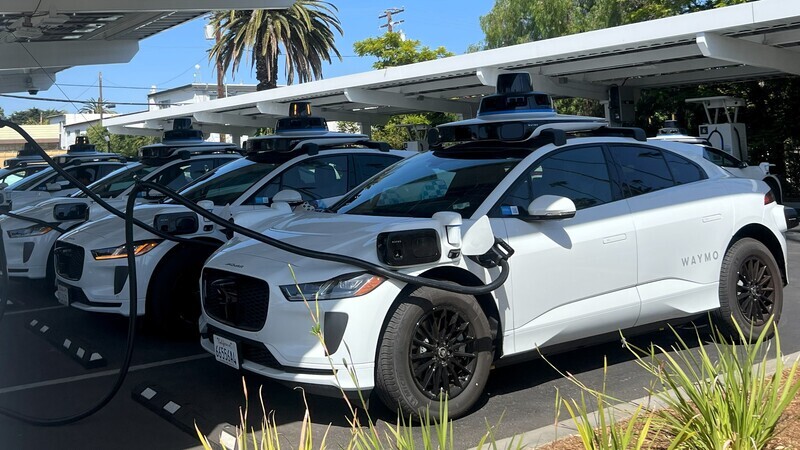 示威潮車輛遭焚不影響 Waymo擴大洛杉磯服務範圍