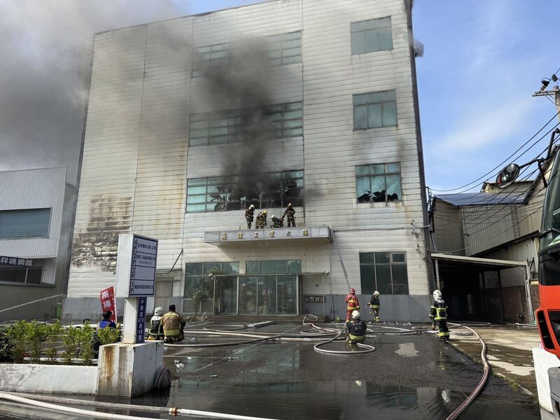竹北1工業大樓火警無人受困 空品不佳民眾閉窗