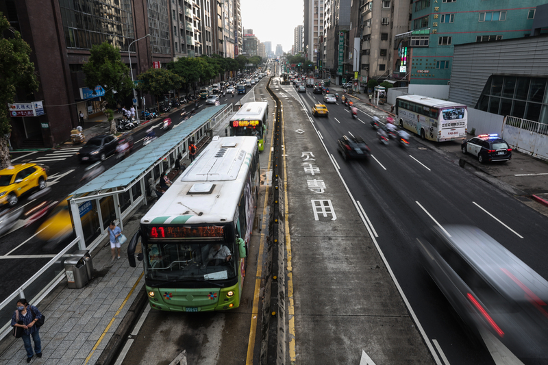 車輛為PM0.1主來源 市區客運今年底35%電動化