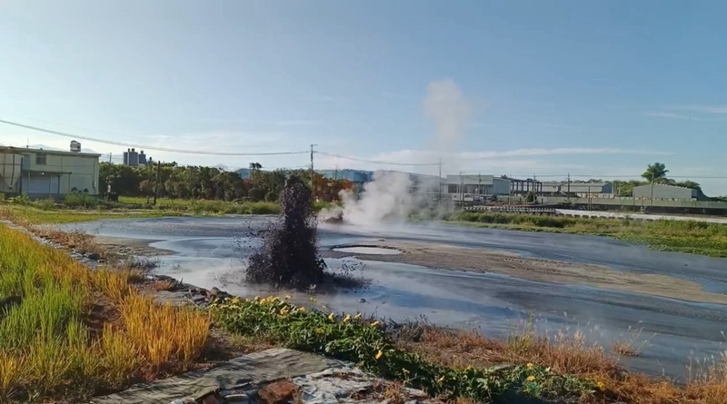 萬丹泥火山4處噴發 泥漿流入水利溝待清除