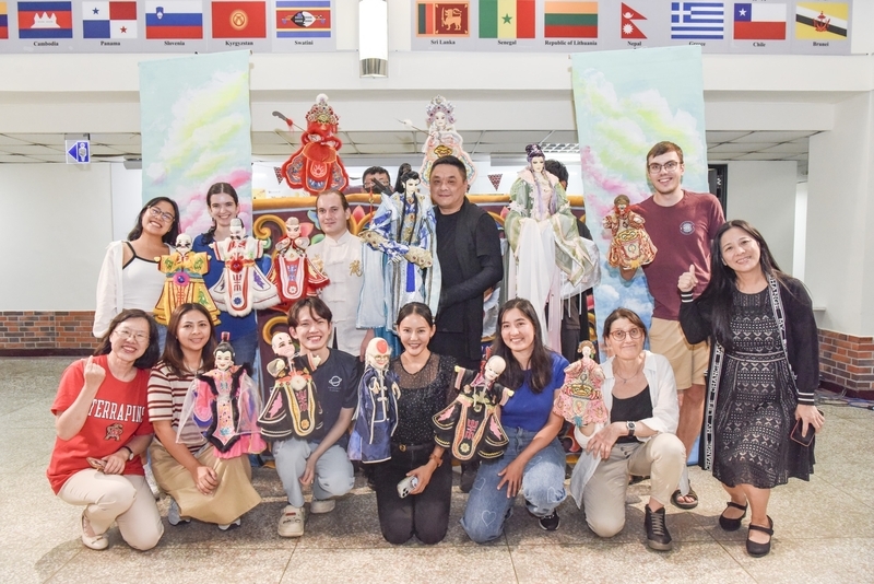 台師大國語中心促藝文交流 外籍生體驗布袋戲魅力