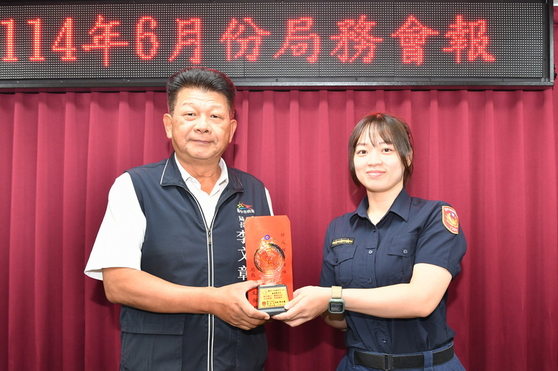 台中女警救受困老婦 潑水濕身衝火場獲表揚