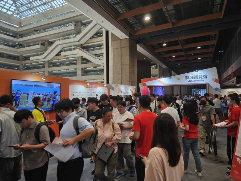 人力銀行：第2季職缺達118萬 金融科技業祭高薪搶才