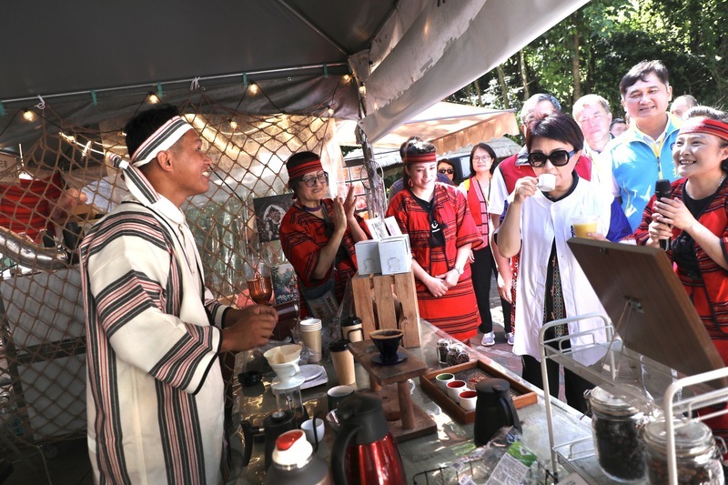 盧秀燕走訪谷關部落廣場特色攤位 體驗泡腳樂趣