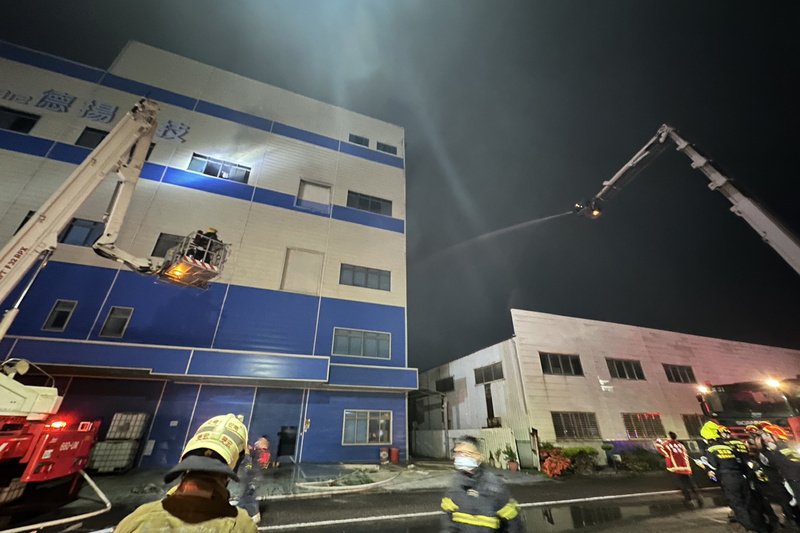 台南工廠火災化學物品多 消防一度撤離、連夜撲滅