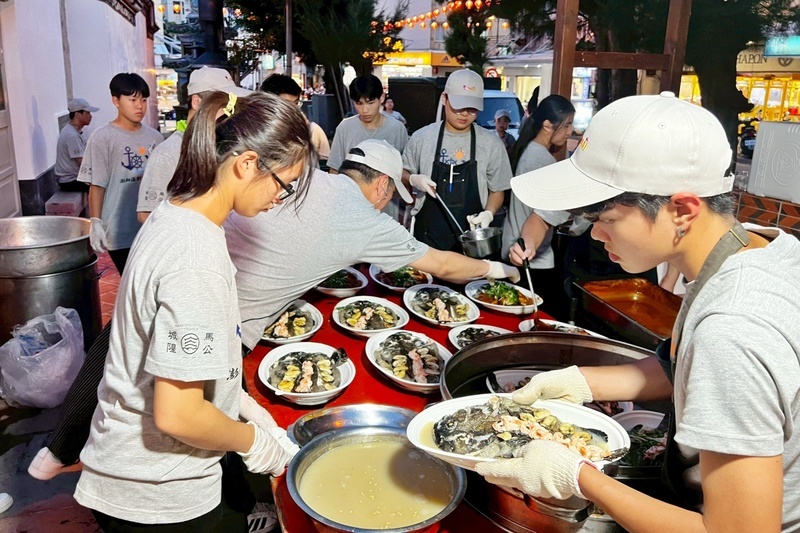 澎湖海事學校與弘光科大辦餐會 宴請百名獨居長者