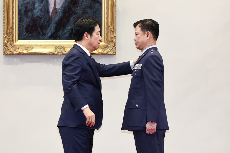 主持將官晉任 總統：加強國防改革 建立可恃戰力