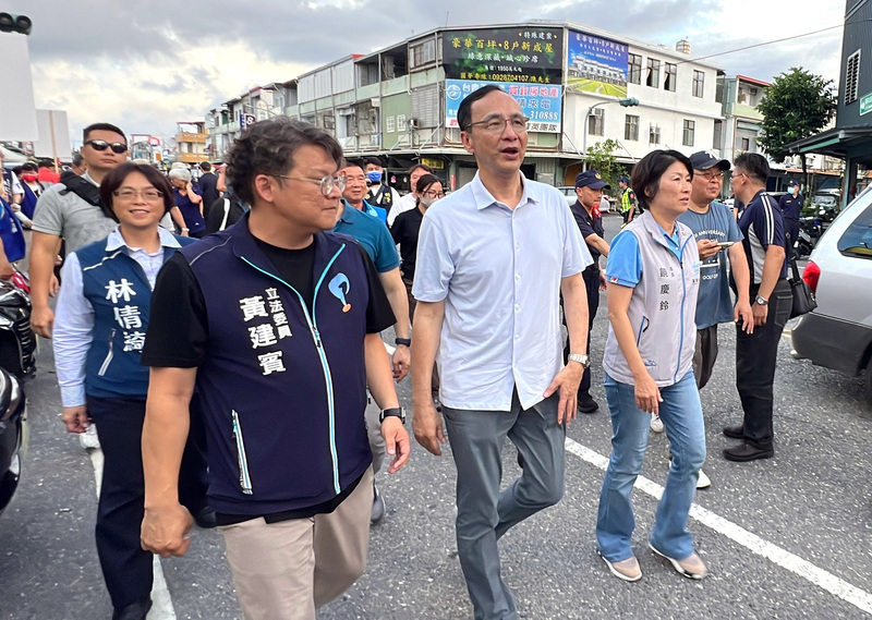 朱立倫陪黃建賓掃街籲投不同意罷免 罷團街頭開講