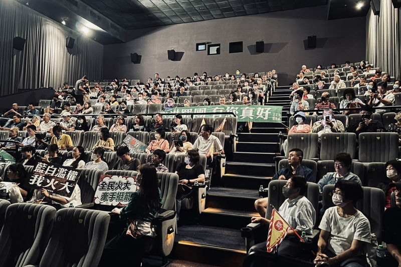 王定宇包場放映「看不見的國家」 盼助大罷免聲勢