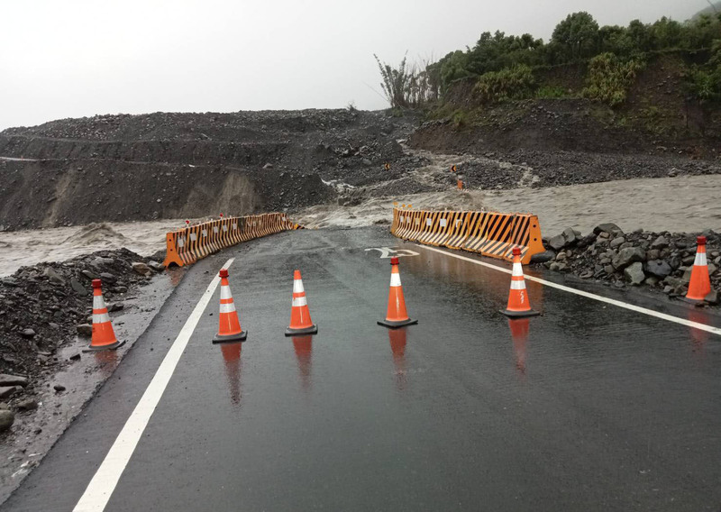 荖濃溪水暴漲 南橫勤和至復興河床涵管便道沖斷