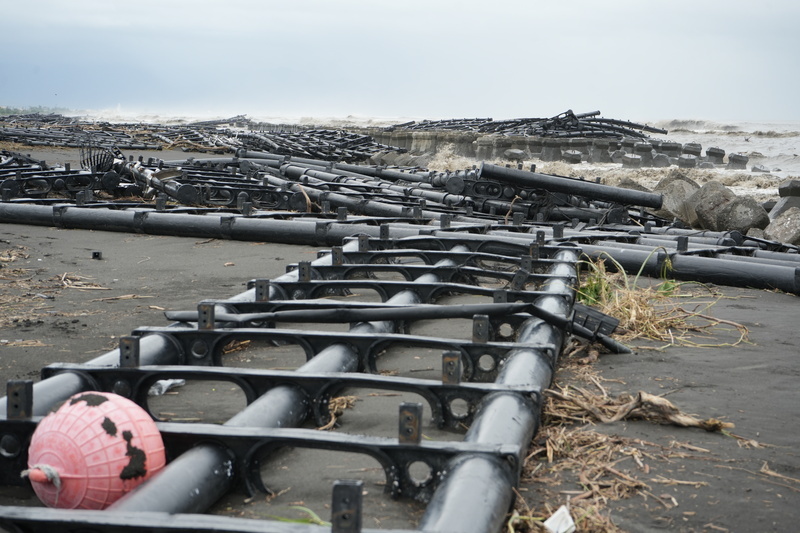 佳冬外海光電浮台遭颱風打散 沿岸堆逾1公里待收回