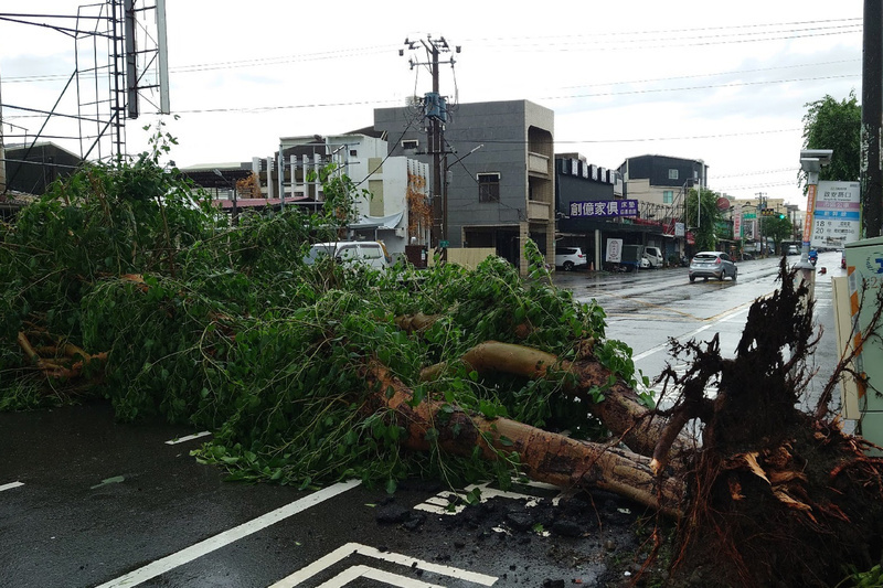 丹娜絲肆虐台南 黃偉哲：估晚間全復電盡速恢復市容