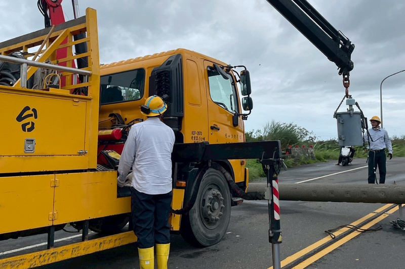 台南災後逾4萬戶停電 台電10縣市跨區支援搶修