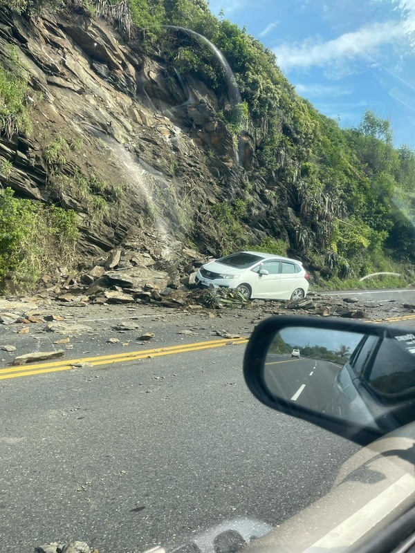 颱風後土石鬆南迴轎車遇落石撞卡石堆 駕駛棄車逃離
