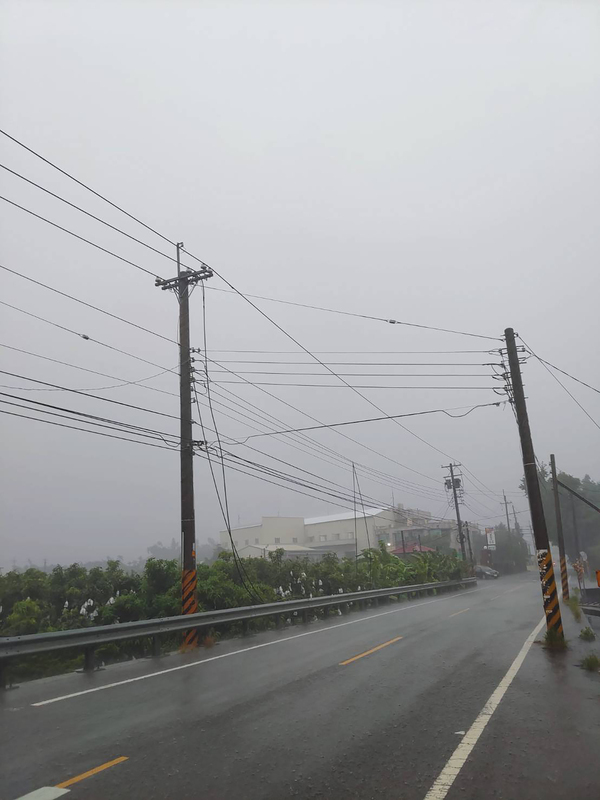 彰化上午大雷雨近5千戶停電 台電加派人力查修