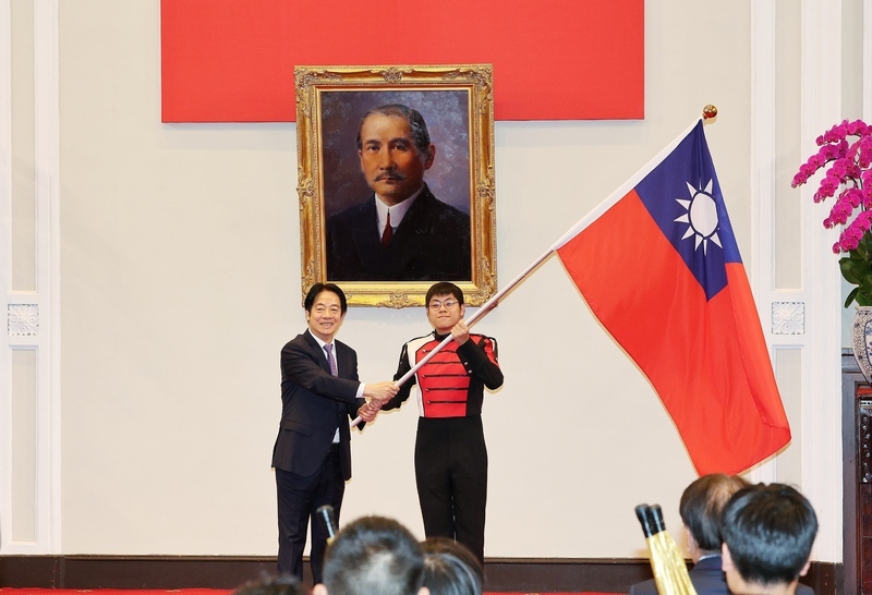 為建中樂旗聯隊授旗 總統：別怕麻煩把冠軍盃帶回來