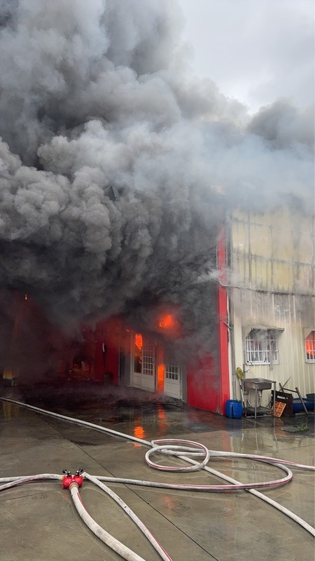 台南仁德某餐具行火警 半小時內撲滅無人傷亡