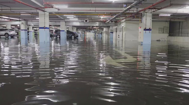 大里運動公園地下停車場大雨積水 市府：已增抽水機