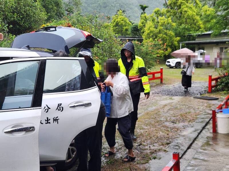 六龜土石流警戒區豪雨 警協助宗教研習團體撤離