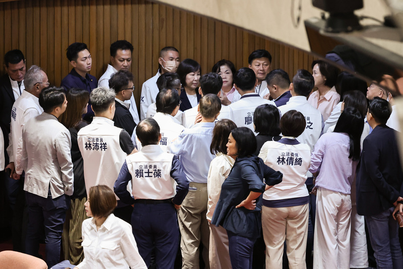 特別條例普發現金下午5時表決闖關 藍綠白先發言論戰