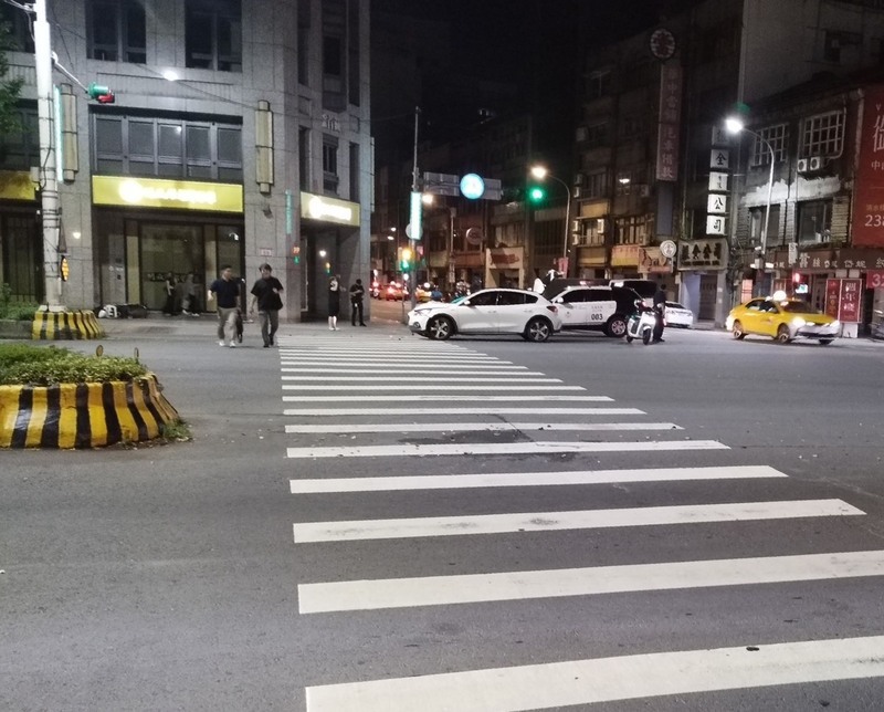 台北警騎警用機車趕辦案 遭計程車撞擊重傷