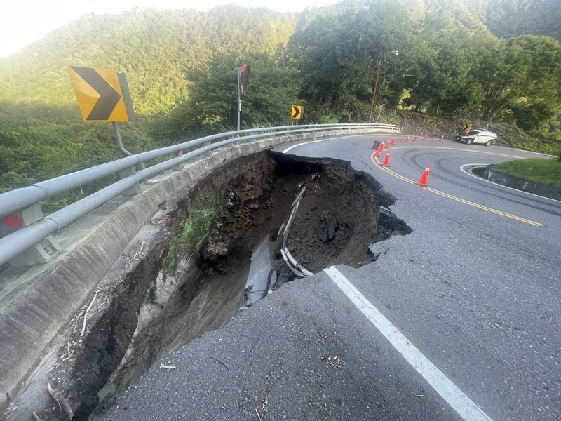 台14線仁愛鄉霧社段路基崩塌 災修估逾1個月
