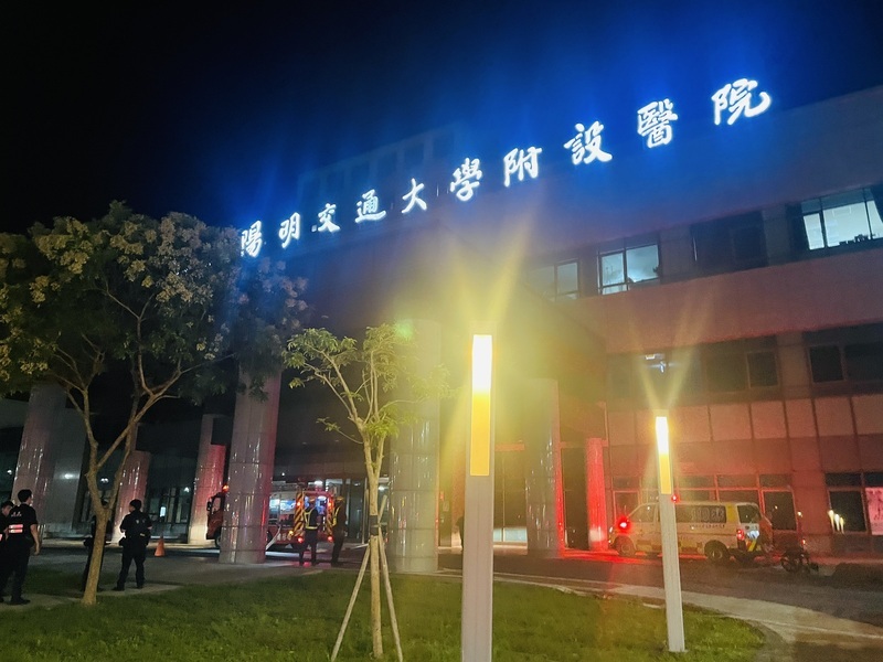 陽明交大醫院弱電箱凌晨冒火煙 疏散102人幸無人傷