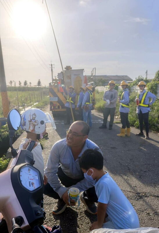 孩子探班搶修現場 台電父親卸下一身疲憊