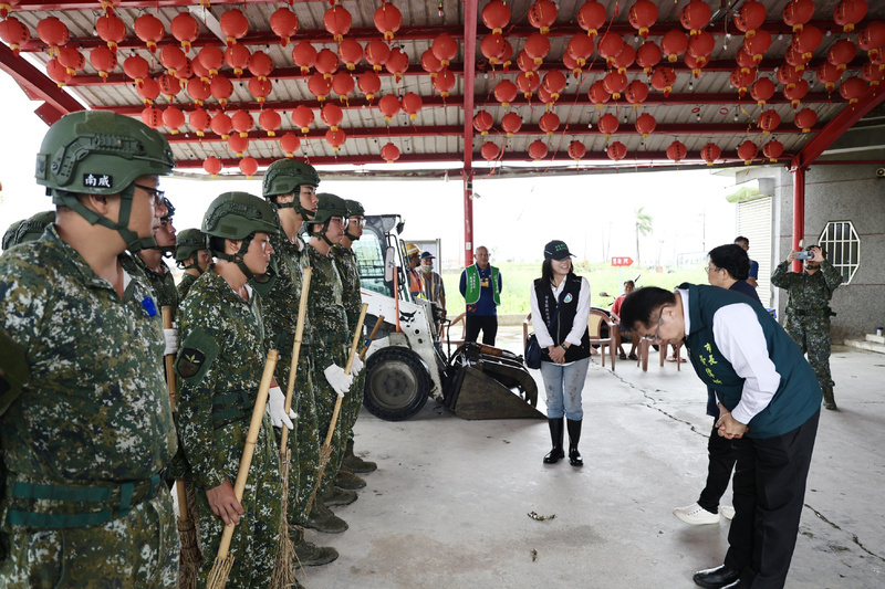黃偉哲關心鹽水區災後復原　鞠躬感謝救災人員