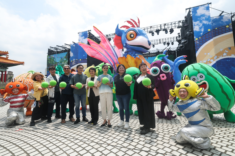 紙風車攜客委會打造親子劇 8公尺燈怪19日亮相