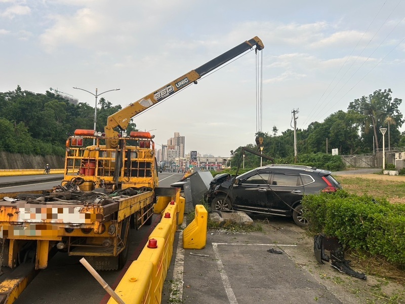未成年拒檢駕車自撞台電設備 高市警逮3人送辦
