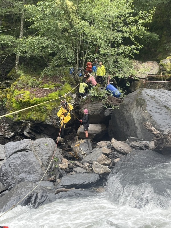 連日下雨登山客受困和平山區 中市消防局救出16人